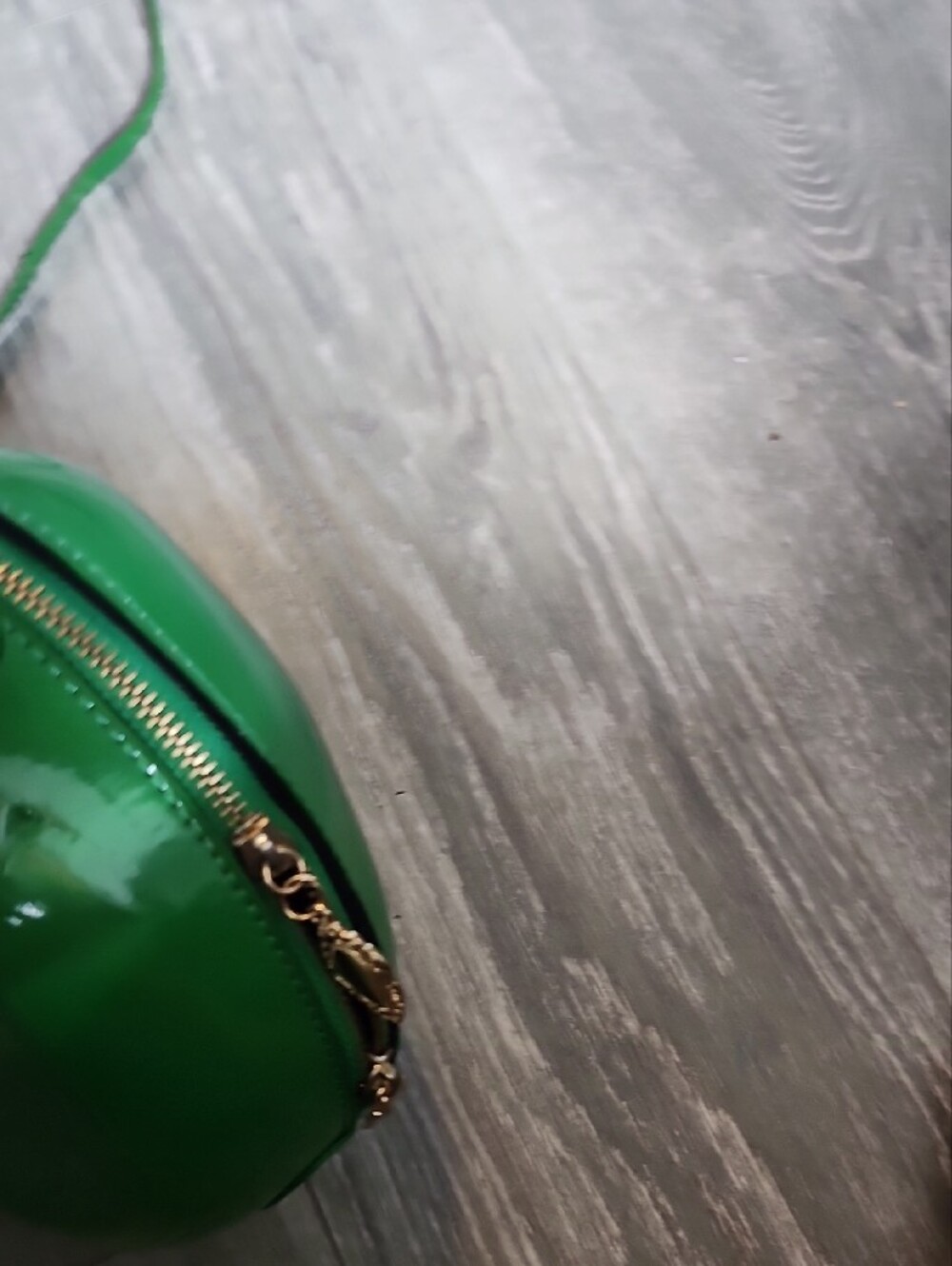 Glossy Green Apple-Shaped Crossbody Bag with Leaf Accent - Picture 4 of 7